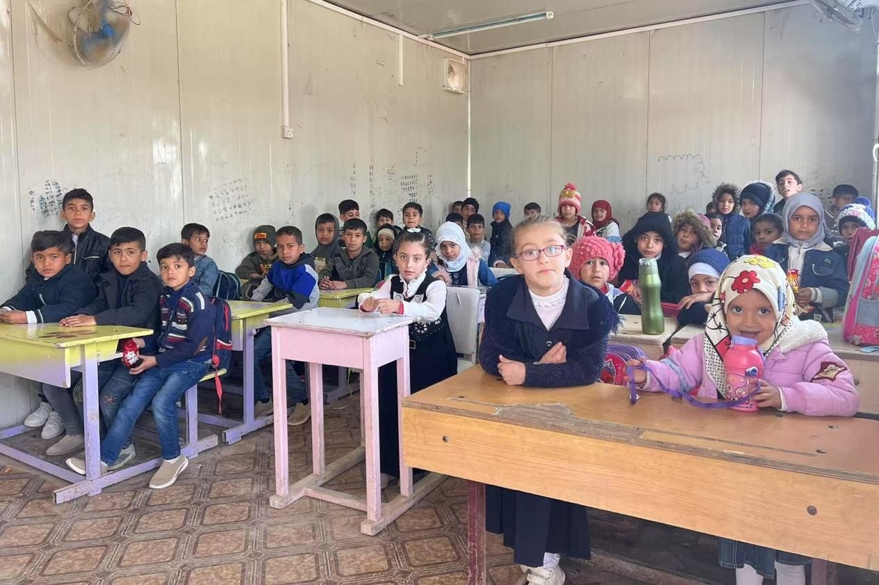 伊拉克卡爾巴拉省學(xué)生在簡(jiǎn)易板房?jī)?nèi)上課。中國(guó)電建供圖