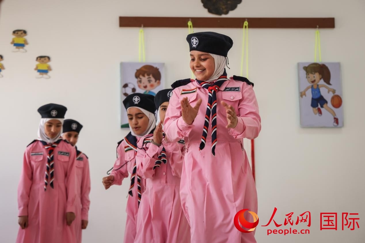 阿爾穆塔?阿里卡特國(guó)際學(xué)校的學(xué)生在展示課間活動(dòng)。人民網(wǎng)記者 薛丹攝
