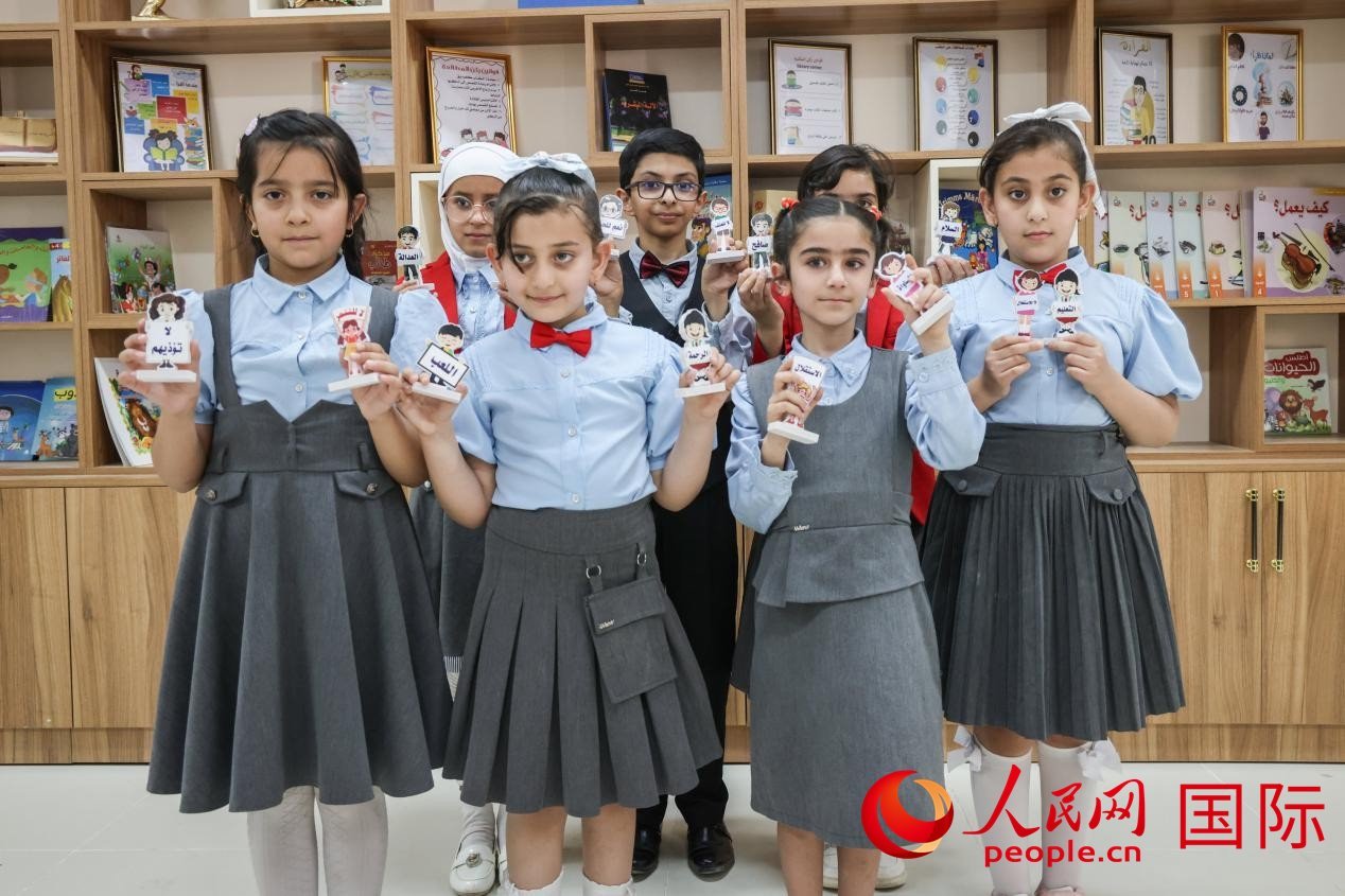 阿爾穆塔?阿里卡特國(guó)際學(xué)校的學(xué)生在圖書(shū)室上課。人民網(wǎng)記者 薛丹攝