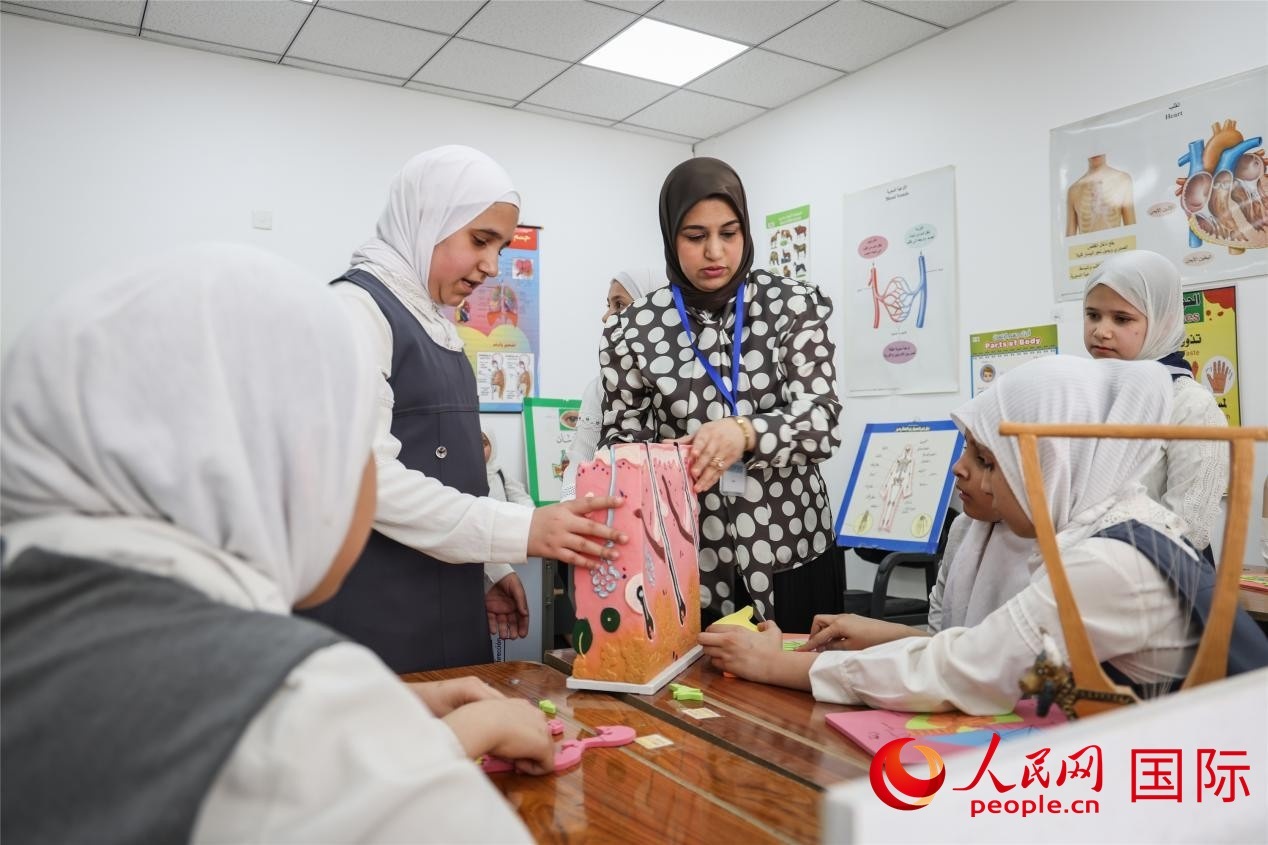 圖為阿爾·圖拉女子學(xué)校學(xué)生在上生物課。人民網(wǎng)記者 薛丹攝