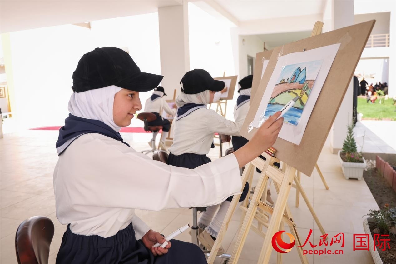 圖為阿爾·圖拉女子學(xué)校學(xué)生在上美術(shù)課。人民網(wǎng)記者 薛丹攝