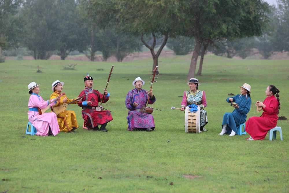 2024年7月16日，《格薩（斯）爾》史詩(shī)說(shuō)唱傳承人在內(nèi)蒙古赤峰市巴林右旗戶外表演。（胡斯楞攝）