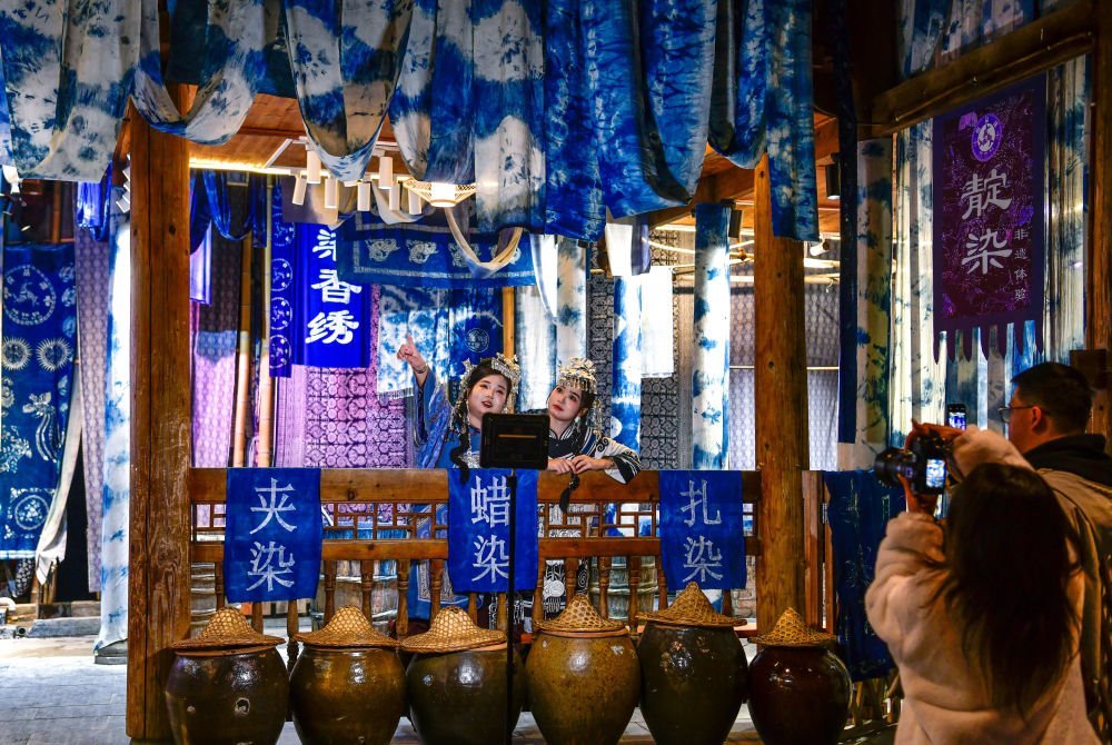 2025年3月17日，游客在貴州省黎平縣肇興侗寨里留影。新華社記者楊文斌 攝