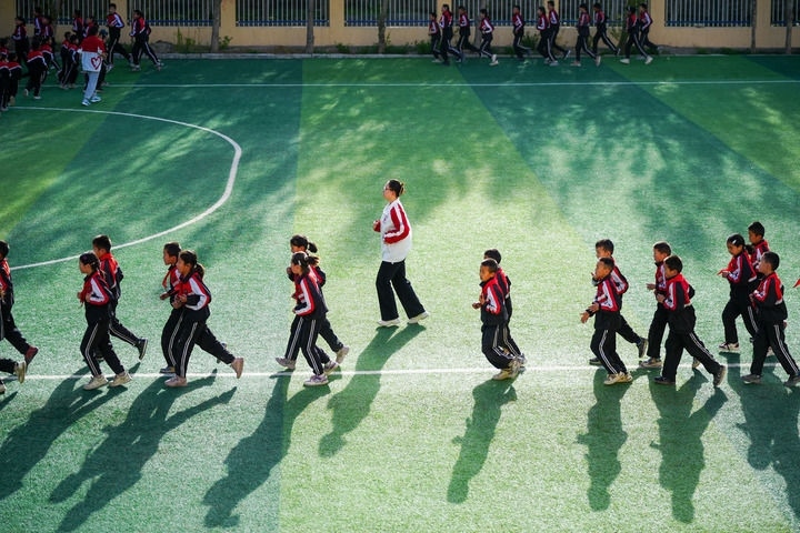 2025年4月24日，在新疆克州阿圖什市哈拉峻鄉(xiāng)謝依特小學(xué)，支教教師帶領(lǐng)學(xué)生晨跑。新華社記者 徐宏巖 攝