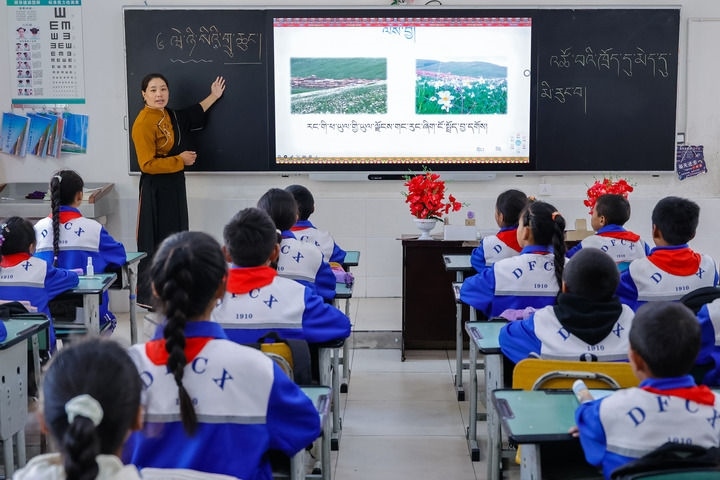 2024年9月27日，在四川省甘孜藏族自治州道孚縣城關(guān)第一完全小學(xué)，采取“藏加模式”教學(xué)的五年級一班的藏語文課上，準(zhǔn)木周老師指導(dǎo)藏族學(xué)生以家鄉(xiāng)草原風(fēng)物為主題寫作藏語文作文。新華社記者 沈伯韓 攝