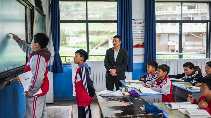 2024年11月21日，在地處烏蒙山區(qū)的貴州省六盤水市水城區(qū)亮巖小學(xué)，學(xué)生在供暖的教室內(nèi)學(xué)習(xí)。新華社記者 陶亮 攝