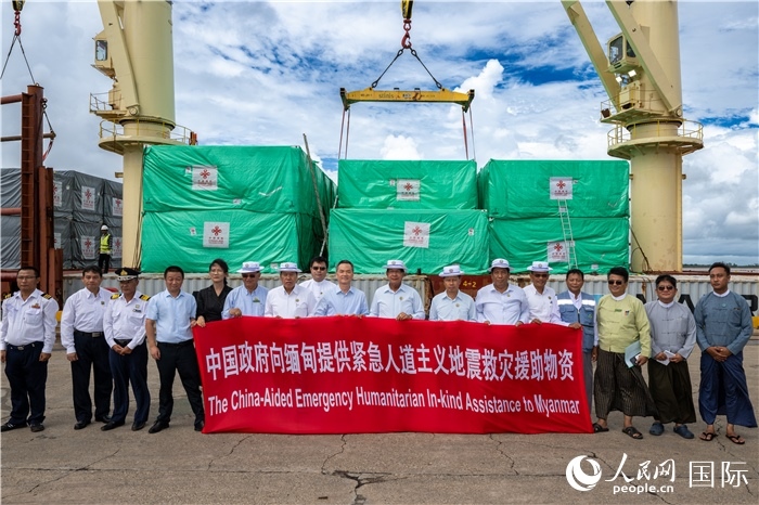 5月25日，中國駐緬甸大使館參贊歐陽道冰、仰光省首席部長梭登及緬有關(guān)部門官員出席援緬第十五批緊急人道主義地震救災(zāi)物資交接儀式。人民網(wǎng)記者謝佳君攝