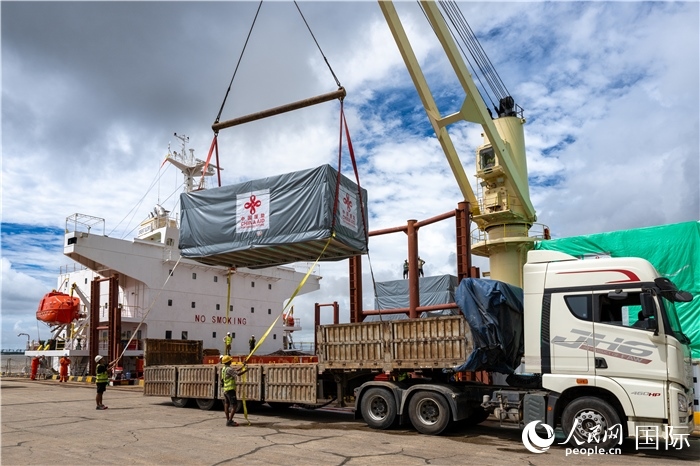 5月25日，當(dāng)?shù)毓と嗽诟劭趶呢涊喩闲遁d援緬第十五批緊急人道主義地震救災(zāi)物資。人民網(wǎng)記者謝佳君攝