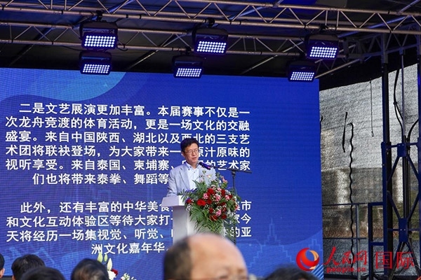 中國駐法蘭克福總領(lǐng)事黃昳揚(yáng)在致辭中對(duì)龍舟賽表示熱烈祝賀。人民網(wǎng) 依琳攝