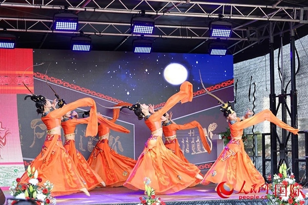 美因河畔的舞臺(tái)上中國傳統(tǒng)舞蹈精彩上演。人民網(wǎng) 依琳攝