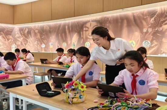 龍崗一小學(xué)生正在學(xué)習(xí)“發(fā)現(xiàn)石刻之美”華蔓花冠課程。