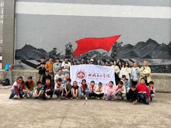 “行動中的課堂：探尋茶馬古道紅色印記”工作坊與當(dāng)?shù)匦W(xué)生共同創(chuàng)作主題壁畫。