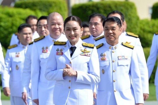 2024年9月7日，泰國(guó)總理佩通坦·欽那瓦（前中）及新一屆內(nèi)閣成員在位于首都曼谷的總理府與媒體見(jiàn)面。新華社發(fā)（拉亨攝）