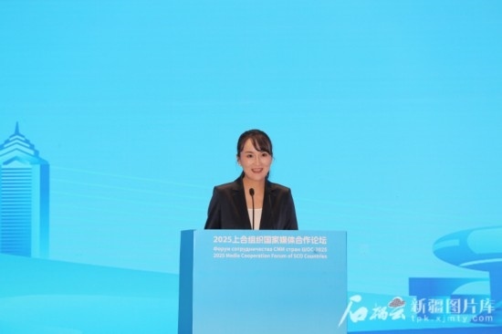 5月23日，在2025上合組織國家媒體合作論壇青年文化交流營活動中，人民日報社記者阿爾達克·塔巴拉克發(fā)言。石榴云/新疆日報記者 李雄心攝