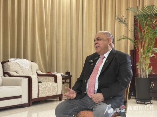 上合組織副秘書長索海爾·汗在專訪中。石榴云/新疆日報記者 劉翔攝