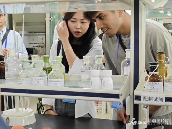 5月26日，2025上合組織國家媒體合作論壇嘉賓參觀新奇康藥業(yè)股份有限公司實驗室。石榴云/新疆日報記者 宋海波攝