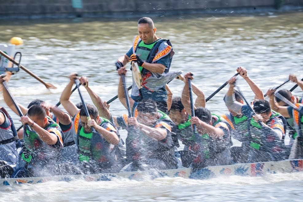 2025年5月27日，浙江寧波云龍鎮(zhèn)，首屆“我們的節(jié)日?端午看云龍”農(nóng)民龍舟邀請(qǐng)賽舉行。（圖片來源：視覺中國(guó)）