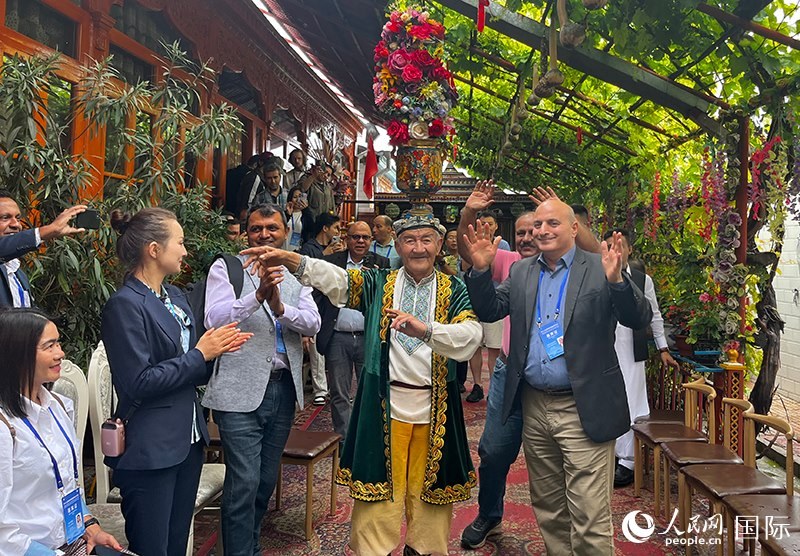 5月24日，外國媒體人在伊寧市喀贊其民俗旅游區(qū)參觀體驗。 人民網(wǎng)記者 翟轉(zhuǎn)麗攝