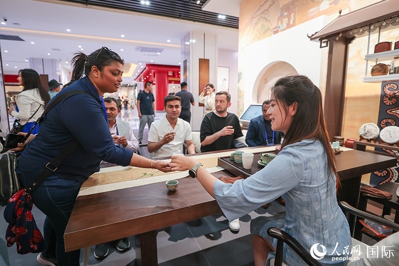 5月25日，外國媒體人在霍爾果斯國際邊境合作中心中國文化館參觀。人民網(wǎng)記者 張武軍攝