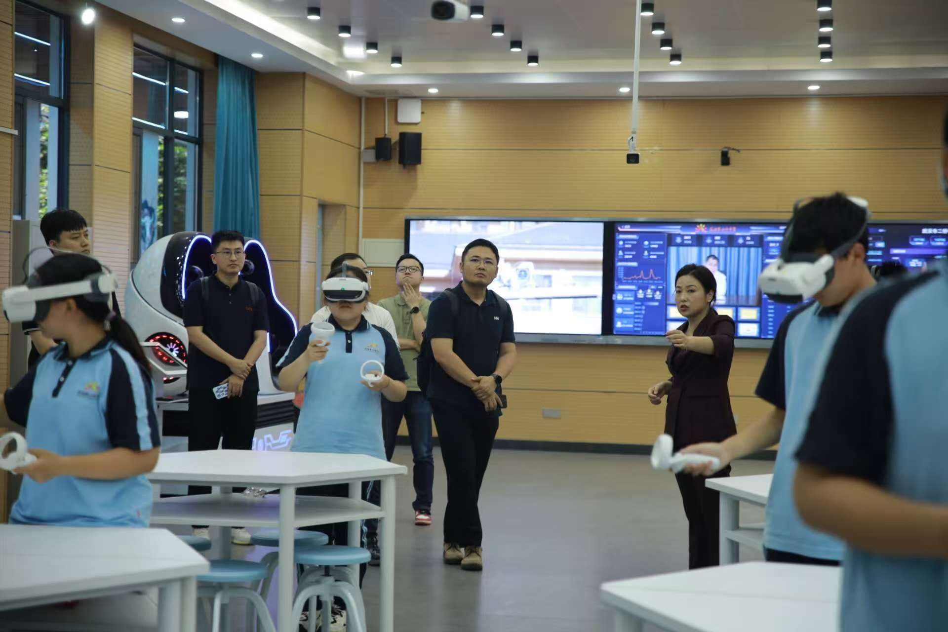 二橋中學學生在應(yīng)用VR設(shè)備學習。主辦方供圖