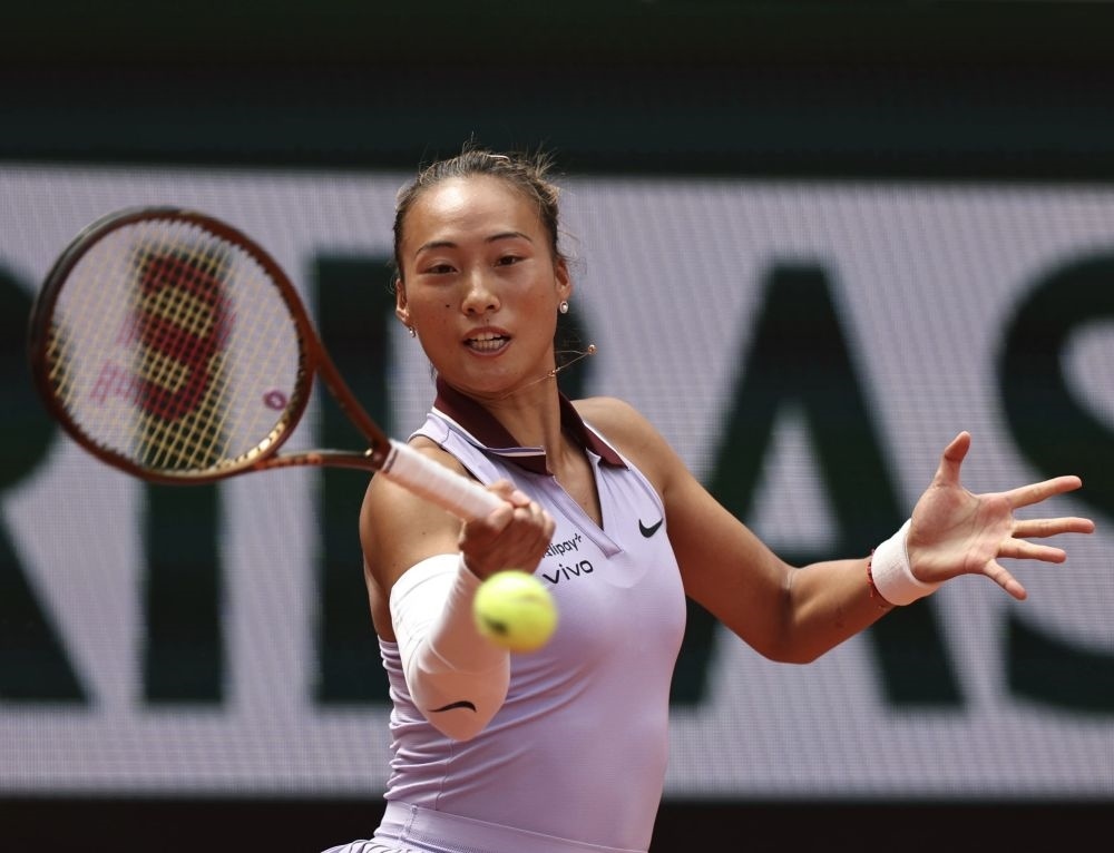 6月1日，鄭欽文在比賽中回球。新華社記者 李京 攝