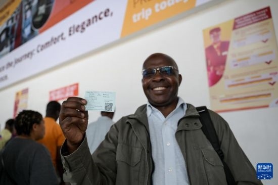 5月31日，在蒙內(nèi)鐵路內(nèi)羅畢站，一名前往蒙巴薩的乘客展示車票。新華社記者 楊光 攝