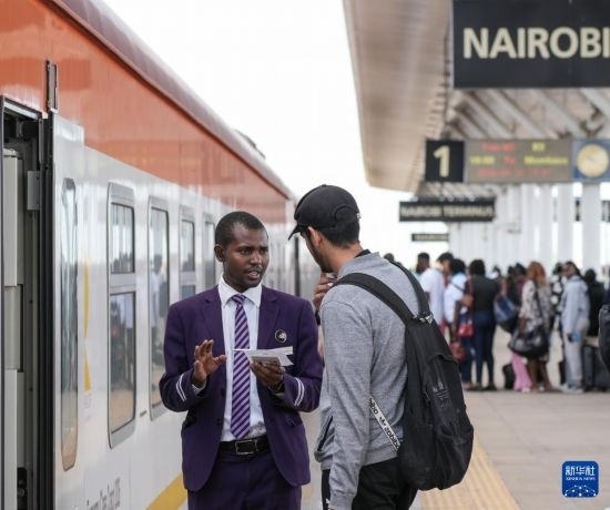 5月31日，在蒙內(nèi)鐵路內(nèi)羅畢站，乘務(wù)員為乘客檢票。新華社記者 李亞輝 攝