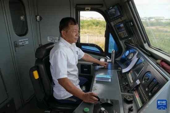 5月31日，在蒙內(nèi)鐵路內(nèi)羅畢站，機(jī)車駕駛員蔣立平在即將開往蒙巴薩的E2次列車上進(jìn)行準(zhǔn)備工作。新華社記者 楊光 攝