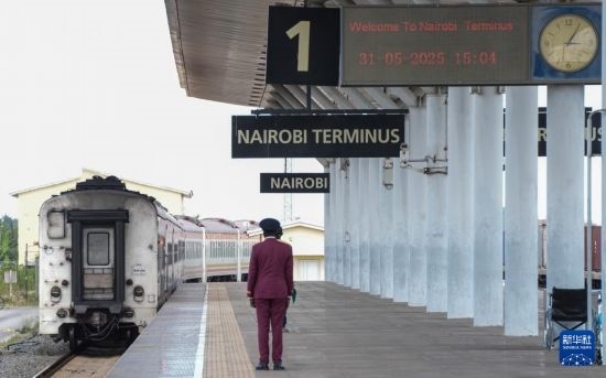 5月31日，在蒙內(nèi)鐵路內(nèi)羅畢站，工作人員目送開往蒙巴薩的E2次列車駛離站臺(tái)。新華社記者 李亞輝 攝