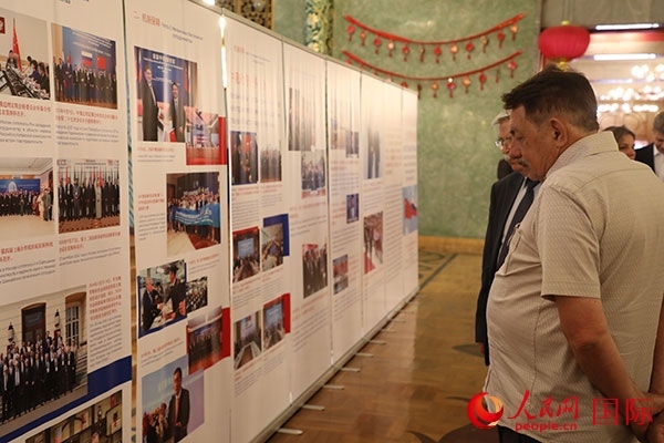 與會(huì)嘉賓參觀中俄科技創(chuàng)新合作圖片展。人民網(wǎng)記者 肖新新攝