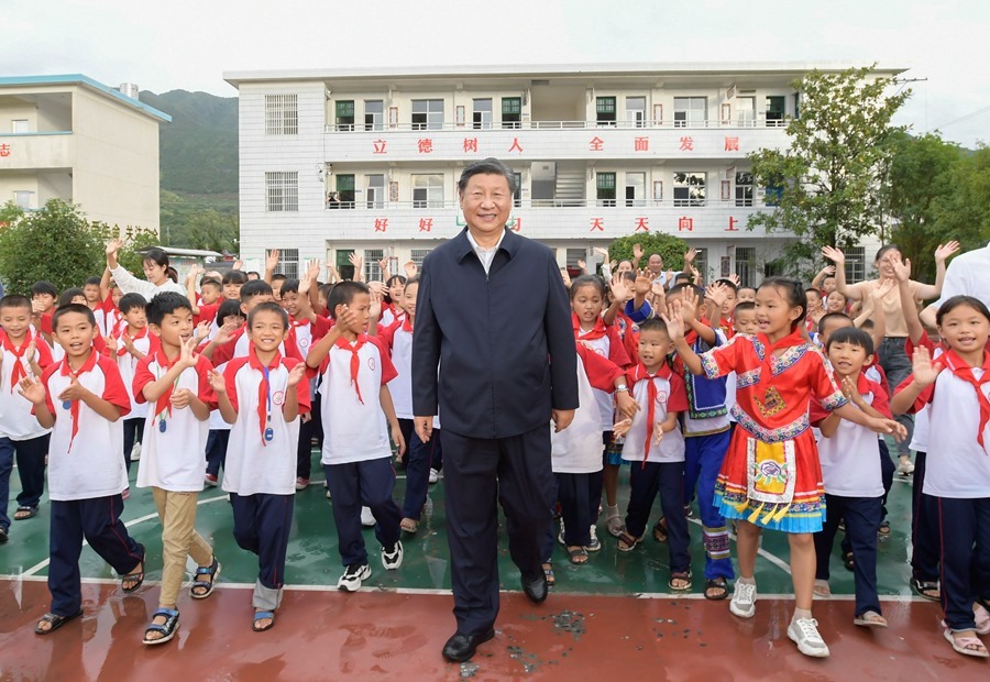 2020年9月16日，在湖南郴州市汝城縣文明瑤族鄉(xiāng)第一片小學(xué)，師生們簇?fù)碇?xí)近平總書記步出校園。新華社記者 李學(xué)仁 攝