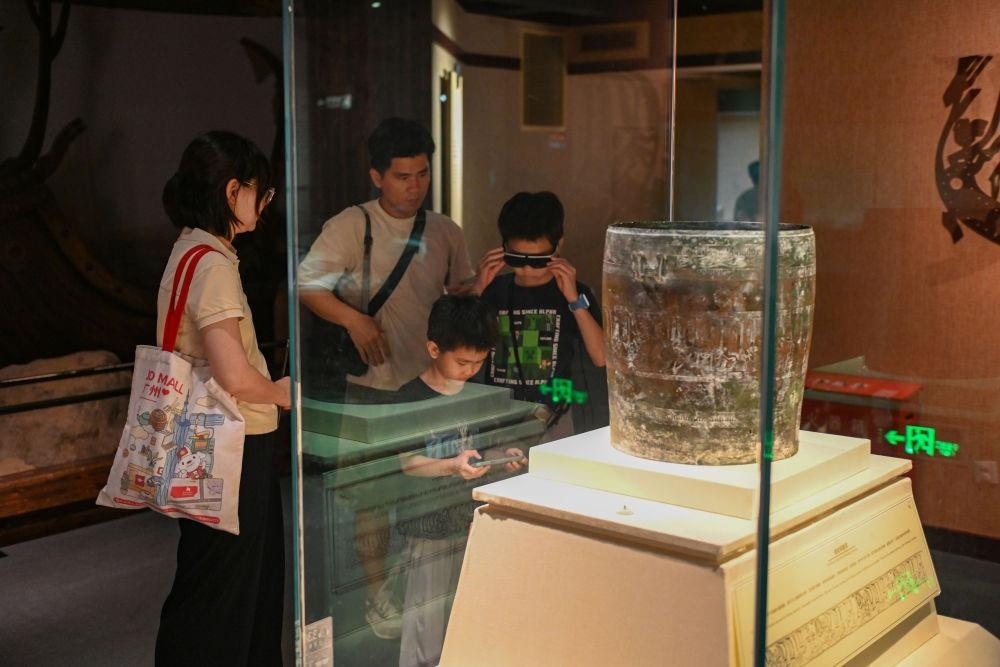 △2025年5月18日，游客在廣東廣州南越王博物院（王墓展區(qū)）體驗AR眼鏡智慧導(dǎo)覽服務(wù)。