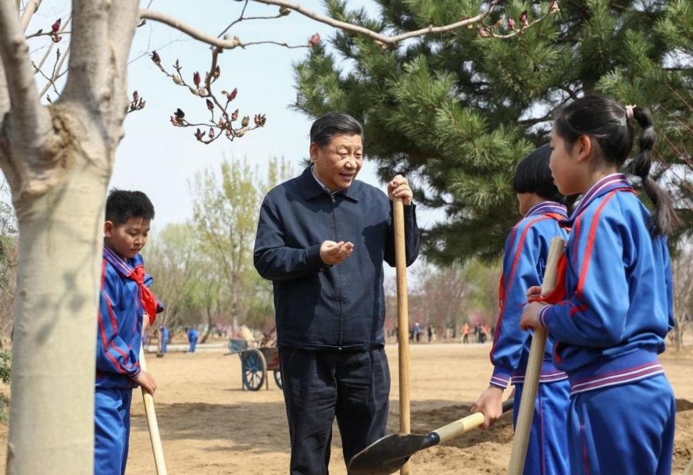 2019年4月8日，習(xí)近平總書記參加首都義務(wù)植樹活動。這是習(xí)近平總書記同少先隊員在一起。新華社記者 鞠鵬 攝