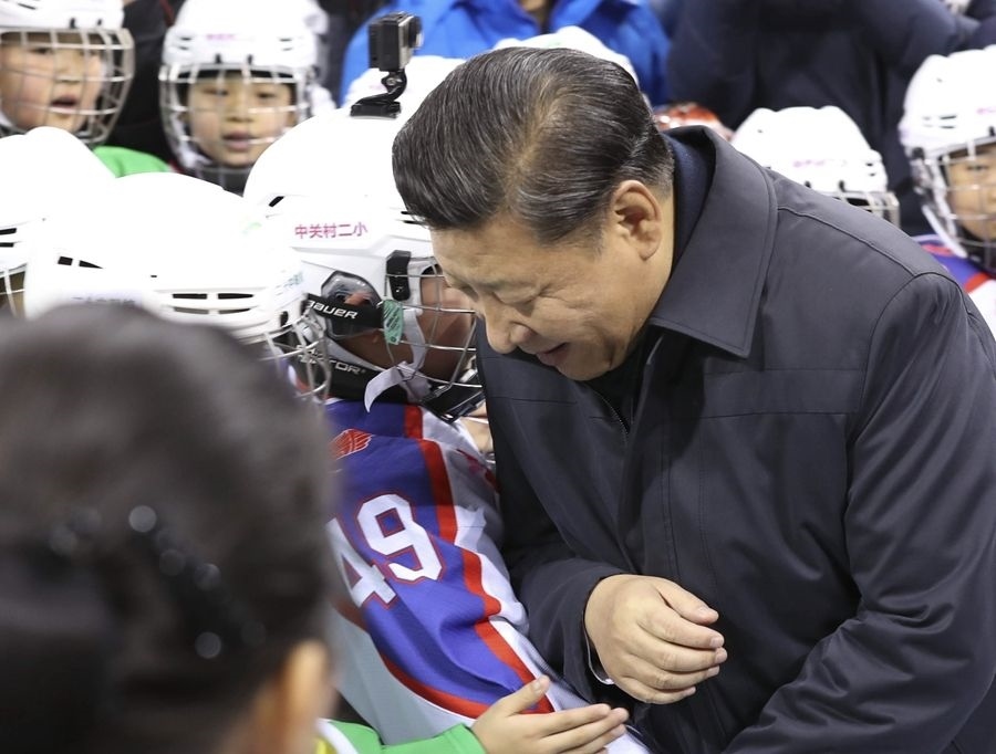 2017年2月24日，習(xí)近平總書記在北京五棵松體育中心考察時同青少年冰球愛好者“撞肩”，表示相互問候。新華社記者 丁林 攝