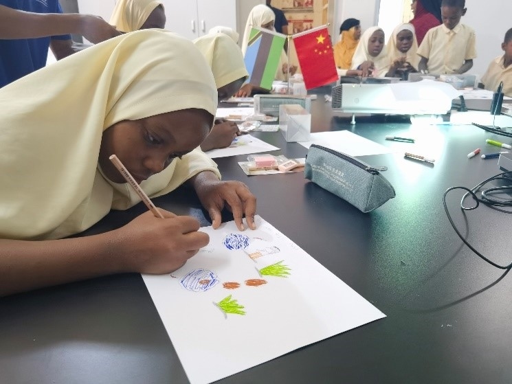 學(xué)生踴躍參與繪畫(huà)活動(dòng)。施亮攝