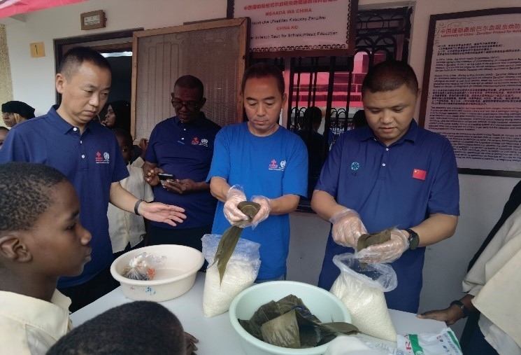 中方專家示范包粽子。施亮攝