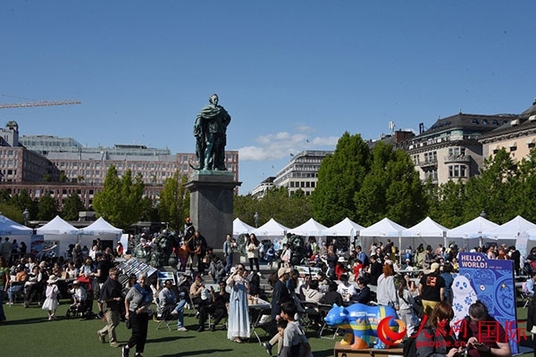 “你好！中國”端午游園會在斯德哥爾摩國王花園廣場舉辦。人民網(wǎng)記者 殷淼攝