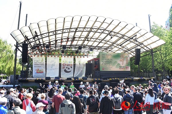 中瑞民眾歡聚國王花園廣場共慶端午佳節(jié)。人民網(wǎng)記者 殷淼攝