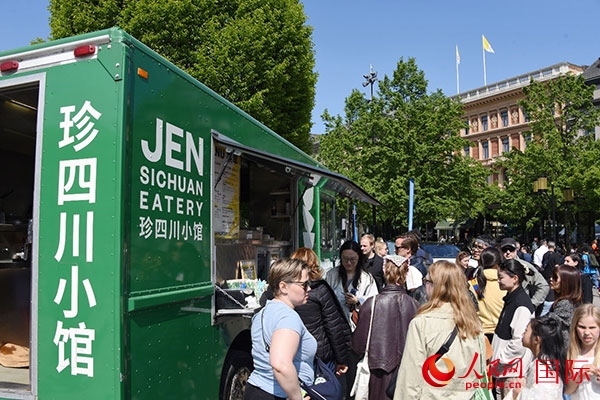 中國美食攤。人民網(wǎng)記者 殷淼攝