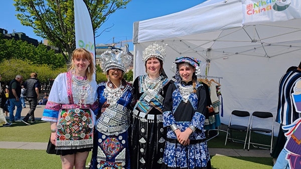 體驗苗族傳統(tǒng)服飾。人民網(wǎng)記者 殷淼