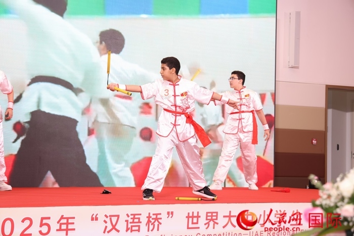 雙節(jié)棍表演。人民網(wǎng)記者任皓宇攝