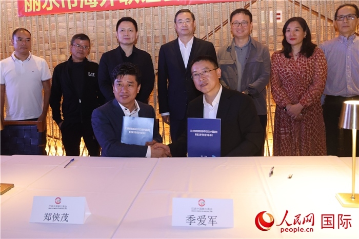 浙江省青田華僑實驗高級中學(xué)與巴西里約中國國際學(xué)校在座談會上締結(jié)為友好學(xué)校，青田縣人民政府僑務(wù)辦公室主任季愛軍和擔(dān)任巴西里約中國國際學(xué)校董事長的鄭俠茂作為代表簽署協(xié)議。 人民網(wǎng)記者 時元皓攝