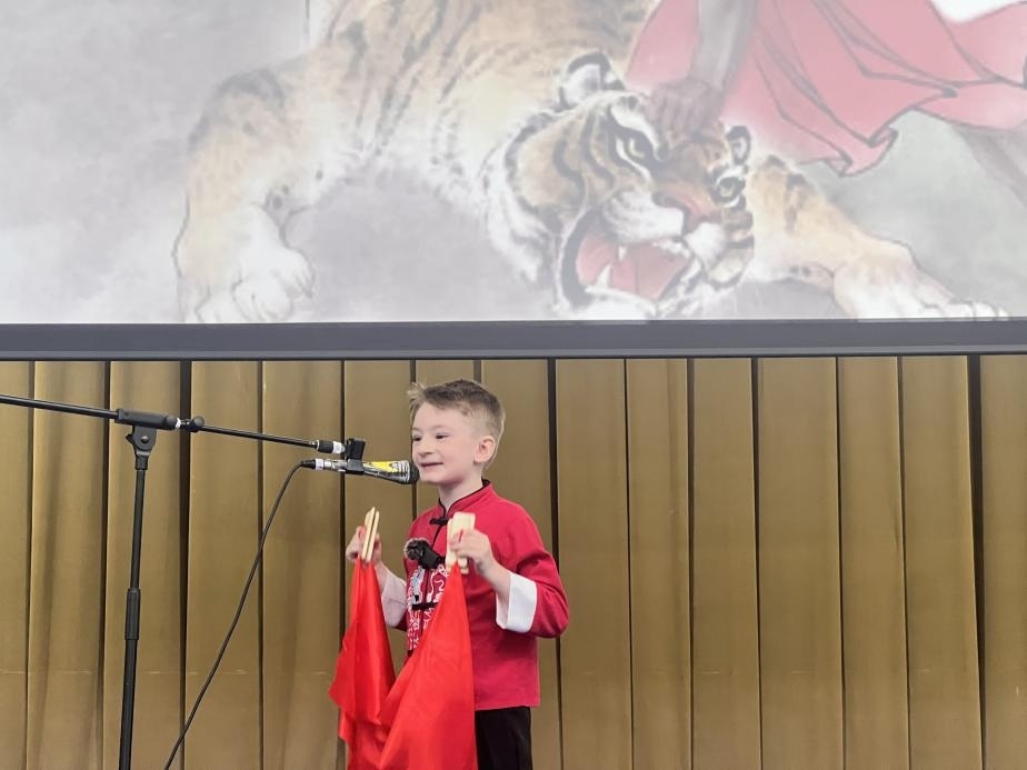 一航表演快板《武松打虎》。布加勒斯特大學孔子學院供圖