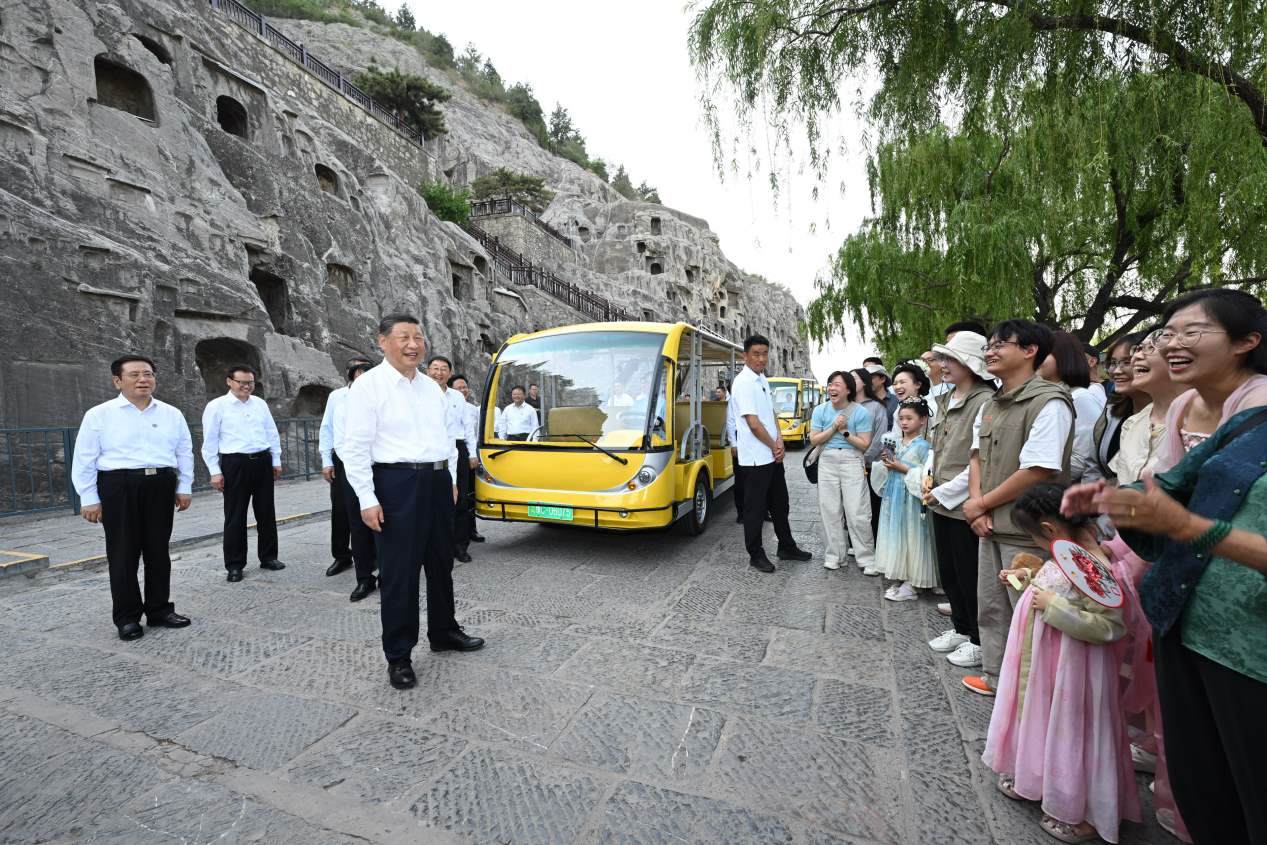 5月19日，習(xí)近平在洛陽龍門石窟考察時(shí)，同游客親切交流。