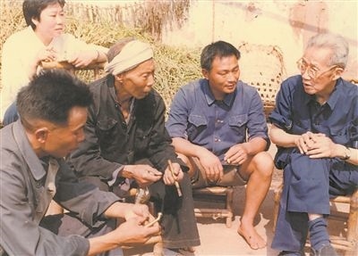 侯光炯（右一）和農(nóng)民在一起親切交流。 西南大學(xué)檔案館供圖