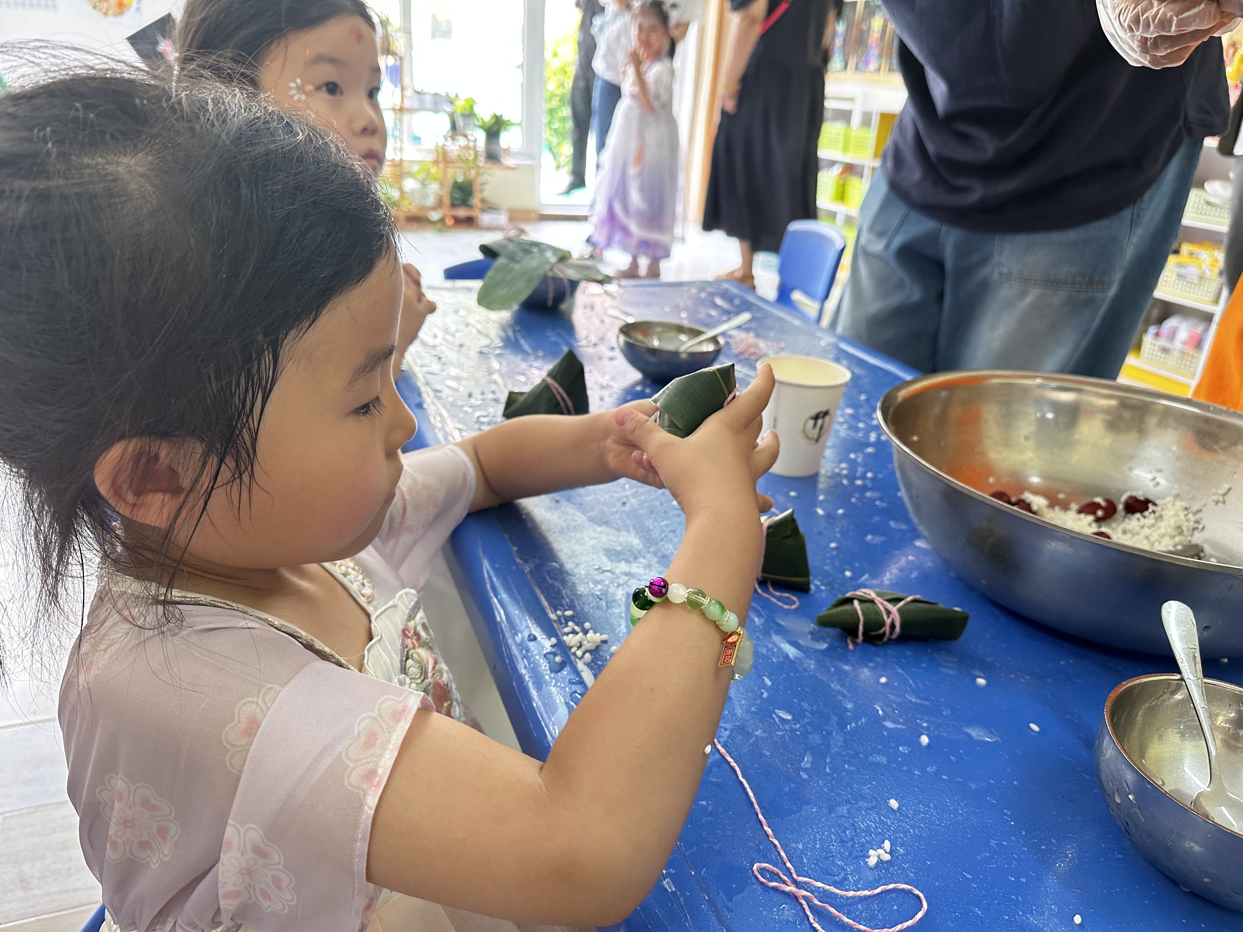 小朋友在體驗(yàn)包粽子。人民網(wǎng)記者 楊虞波羅攝