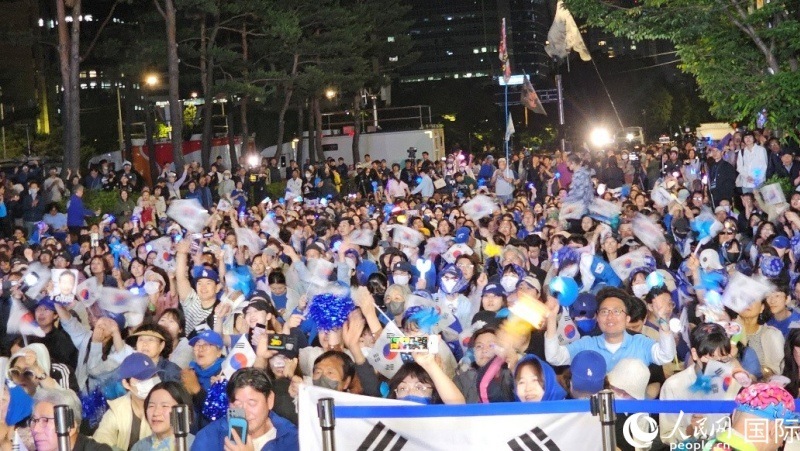 當(dāng)?shù)貢r(shí)間4日凌晨，李在明支持者們聚集在國(guó)會(huì)前等待計(jì)票結(jié)果。人民網(wǎng) 柳美鉉攝