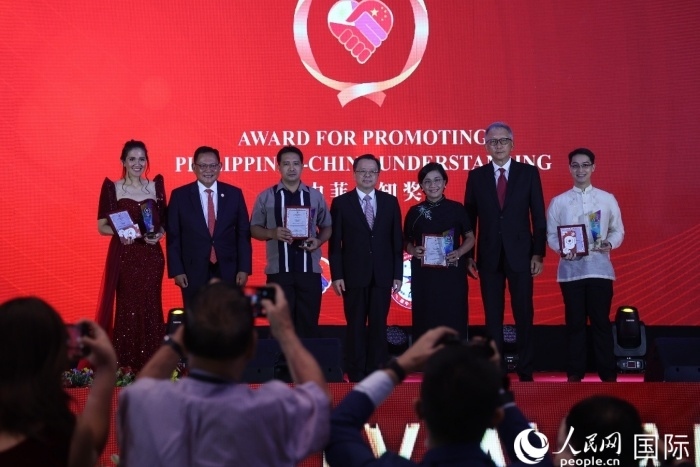 黃溪連大使和菲中了解協(xié)會(huì)主席與榮獲“友誼獎(jiǎng)”的獲獎(jiǎng)?wù)吆嫌傲裟?。人民網(wǎng)記者 樊帆攝