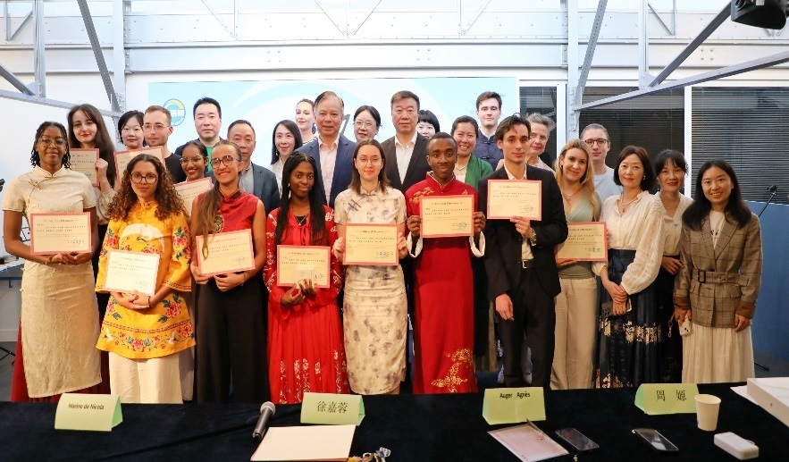 圖1：中國(guó)駐法使館公使陳力、教育公參周家貴與比賽師生、評(píng)委合影（圖片：巴黎西岱大學(xué)孔子學(xué)院）